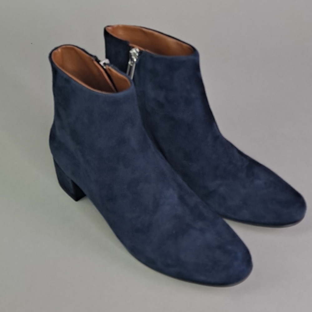 Jessy DK. Blue Suede Booties